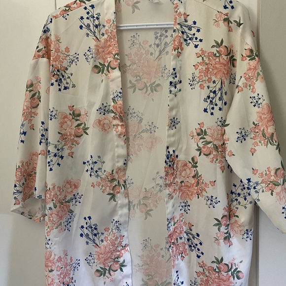 LIKE NEW H&M FLORAL KIMONO XS - Picture 1 of 2